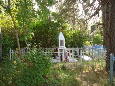 Братская могила воинов Советской Армии, погибших в 1941-1943 гг. Здесь же захоронен Коновалов Алексей Дмитриевич (1919 - 1943), Герой Советского Союза