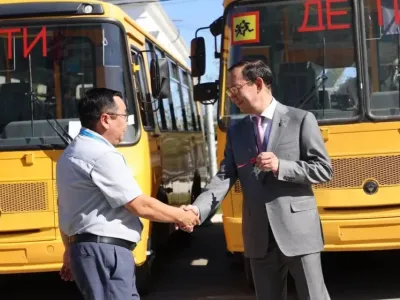 Новые автобусы получили образовательные учреждения Якутии перед Днем знаний