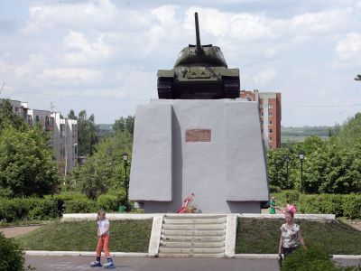 Боевой танк Т-34. Установлен в честь тружеников Мордовии, собравших в годы Великой Отечественной войны средства на строительство колонны "Мордовский колхозник"