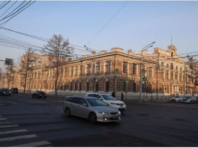 Здание, где в мужской гимназии учились в 1890–1895 гг. революционер Окулов Алексей Иванович, в 1899–1900 гг. первый хакасский учёный Буда Николай Мартемьянович, в 1882–1891 гг. художник Каратанов Дмитрий Иннокентьевич, в 1886–1892 гг. архитектор Чернышев 