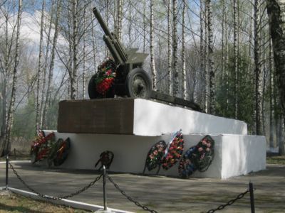 Памятник Гаубица – М-33 установлен на месте и в ознаменование ожесточенных боев советских войск и партизан с гитлеровцами