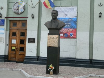 Памятник В.М.Петлякову, главному конструктору самолетов