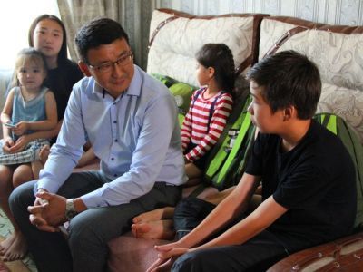 Многодетные семьи получили подарки к новому учебному году от Целевого фонда будущих поколений