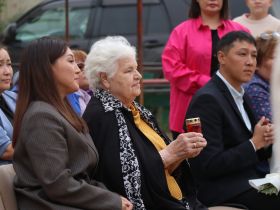 Дворовый концерт организовали для жительницы блокадного Ленинграда в Якутске