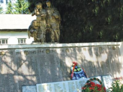 Братская могила воинов, погибших в 1941 - 1943 гг.