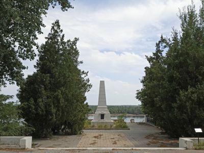 Братская могила, в которой похоронены воины - ополченцы завода "Баррикады", погибшие при обороне Сталинграда