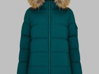 Пуховик с капюшоном и опушкой из натурального меха