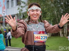 Сотни якутян в национальной одежде пробежали на марафоне Олонхо