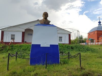 Бюст В.И. Ленина