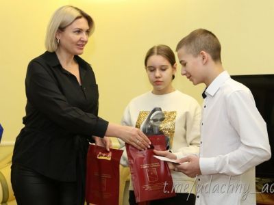 Школьникам Удачного подарили брошюры Конституции РФ