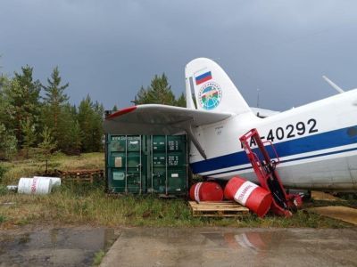 В Вилюйске ветер сорвал крышу с аэропорта и повредил часть самолета