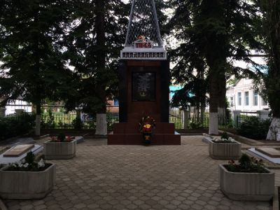 Братская могила советских воинов, погибших в боях с фашистскими захватчиками