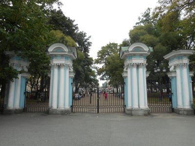 Ограда собора с четырьмя воротами