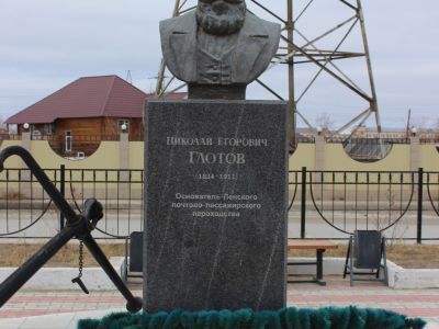 Памятник Николаю Егоровичу Глотову - основателю Ленского почтово-пассажирского пароходства