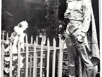 Братская могила советских  воинов, павших в боях с фашистами