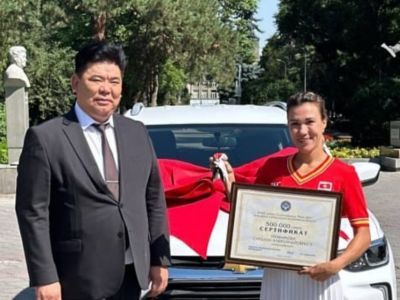 Сардане Трофимовой вручили автомобиль и 500 тысяч сомов за участие в Олимпийских играх