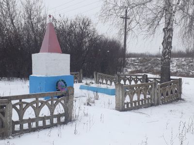 Братская могила борцов за власть Советов. У могилы в 1967 году установлен обелиск