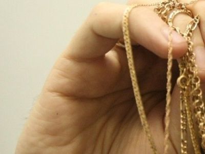 Якутянка сдала в ломбард бижутерию под видом ювелирных изделий