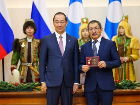 Айсен Николаев вручил государственные награды отличившимся якутянам