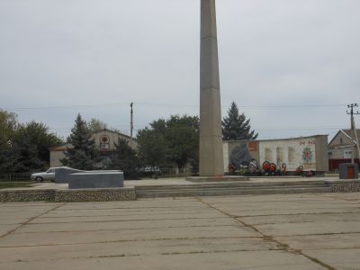 Братская могила членов коммуны "Заря", замученных в 1922 году, и мирных жителей, расстрелянных фашистами в 1942 - 1943 гг.