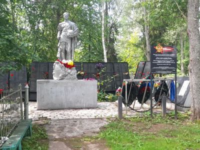 Братская могила 528 воинов 52 армии, погибших в боях за освобождение п. Большая Вишера от немецко-фашистских захватчиков в декабре 1941 года