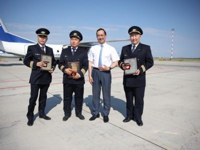 Экипаж вертолёта Ми-8 "Полярных авиалиний" получил награды главы Якутии