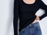 Джемпер приталенного силуэта с округлым вырезом