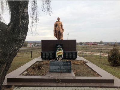 Братская могила воинов Советской Армии, погибших в феврале 1943 года. Захоронено 27 человек, установлено фамилий на 5 человек. Скульптура установлена в 1960 году