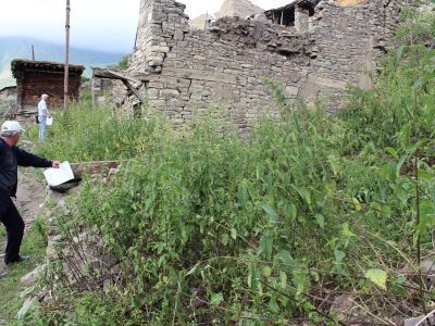 Резной камень с арабскими письменами в круглом катуше с заостренной вершиной и основанием