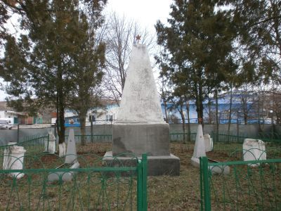 Братская могила красноармейцев, погибших за власть Советов в годы гражданской войны