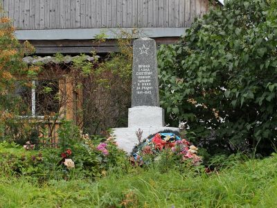 Братское захоронение советских воинов, погибших в 1941-44 гг.