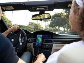 Автомобильный держатель uBear Go-Power с БЗУ MagSafe черный