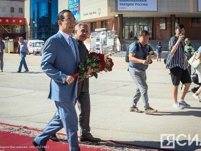 Глава Якутии и президент Татарстана возложили цветы к памятнику Платону Ойунскому