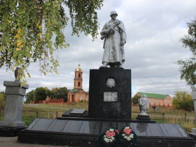 Братская могила советских воинов, погибших в боях с фашистскими захватчиками в 1943 году. Захоронено 153 человека, имена установлены. Здесь же могила Героя Советского Союза Стемпковской  Елены Константиновны. Скульптура: советский воин с автоматом