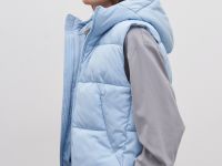 Утепленный жилет с капюшоном