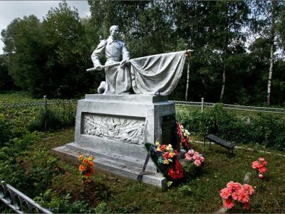 Братская могила советских воинов