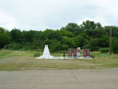 Братская могила советских летчиков, погибших в период Сталинградской битвы