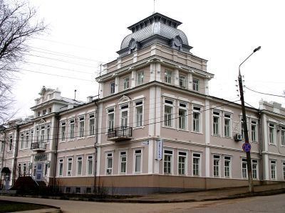 Каменный двухэтажный дом с полуподвальными помещениями