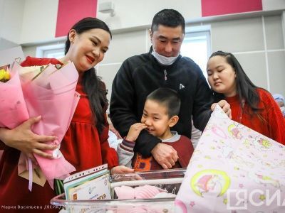 Выплаты, повышение статуса материнства, помощь многодетным: как в Якутии поддерживают семьи