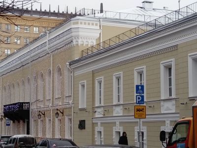 Городская усадьба Е.И.Васильчиковой - С.А.Оболенского - Н.Ф. фон Мекк, XIX в.- Главный дом с флигелем, 1823-1825 гг., 1850-е - 1860-е гг. Усадьба связана с именами декабристов Н.В.Васильчикова, П.Н.Свистунова, И.И.Муравьева-Апостола. В конце XIX в. здесь 