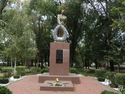 Братская могила партизан гражданской войны и 19 воинов Советской Армии, погибших в 1943 году