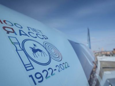 На четыре «Боинга» авиакомпании  АЛРОСА  нанесены эмблемы 100-летия образования ЯАССР