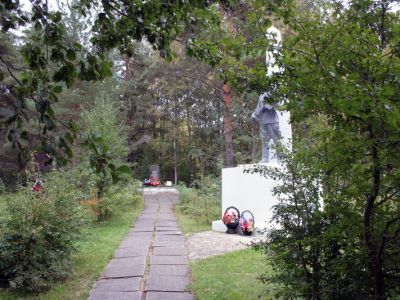 Братское захоронение советских воинов и ленинградцев, погибших в 1941-43 гг.