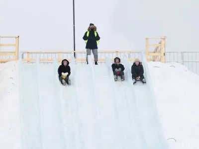 «Отдыхаем каждый год»: первые гости ледового городка в Якутске поделились впечатлениями