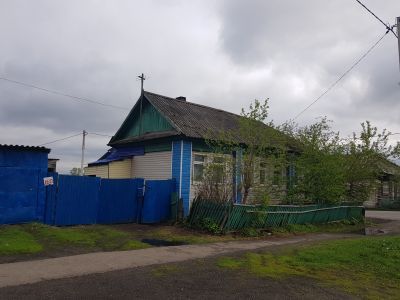 Деревянный жилой дом конца XIX века начала XX века с обильной пропильной резьбой по карнизам и наличниками