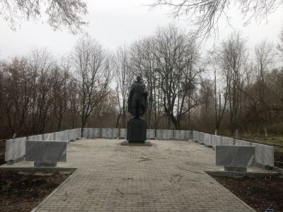 Братская могила воинов Советской Армии, погибших в период Великой Отечественной войны. Захоронено 487 человек, установлено фамилий на 448 чеовек. Скульптура установлена в 1951 году