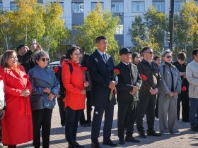 В Якутске возложили цветы к памятнику Алексею Кулаковскому в День языков народов России
