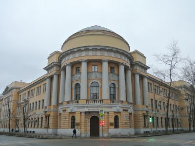 Здание Высших женских курсов, где в Большой аудитории в 1918 и 1921 гг. Ленин Владимир Ильич неоднократно выступал