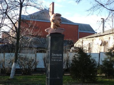 Памятник Герою Советского Союза А.Ломакину