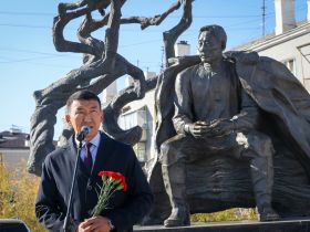 В Якутске возложили цветы к памятнику Алексею Кулаковскому в День языков народов России